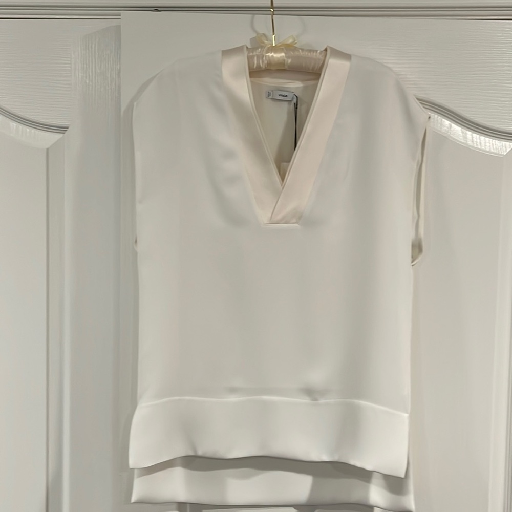 NWT Vince winter white lined, with satin v neck relaxed short sleeve blouse